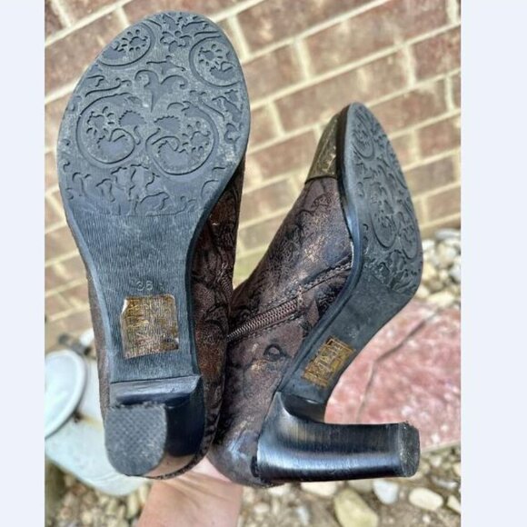 L'Artiste by Spring Step Sz 36/5.5 US Lidia Brown/Gold Embossed Heels Ankle Boot - Picture 6 of 9